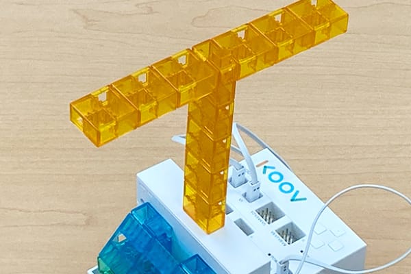 授業では様々なミッションにも挑戦！ロボットカーの上に載った棒を倒さずに走れる一番速いスピードはどれくらいだろう？【2023年12月撮影】