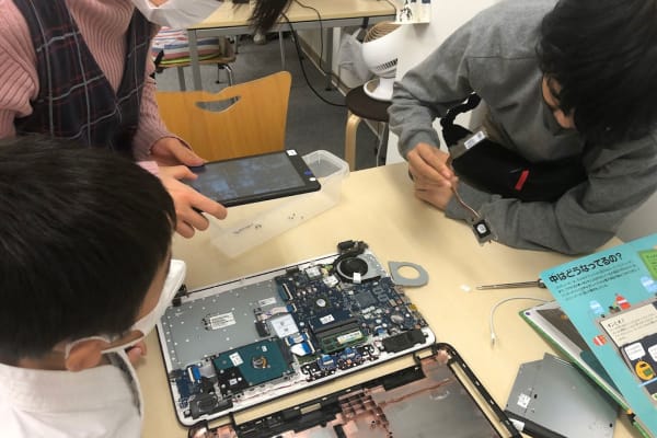 パソコンを分解する授業では、CPUやメモリなどを学びました。