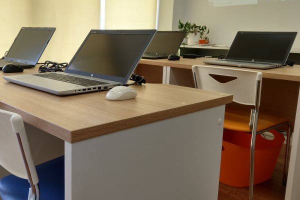 パソコン授業時のスクール内の様子です