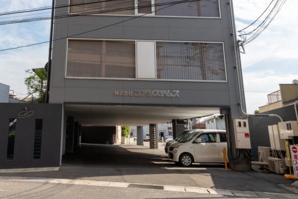 建物の1階が駐車場になっています。