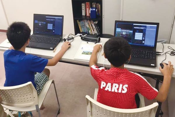 パソコンを使って操作します。