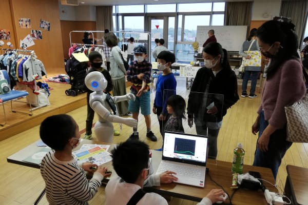 イベントで子どもに読み聞かせをするPepper