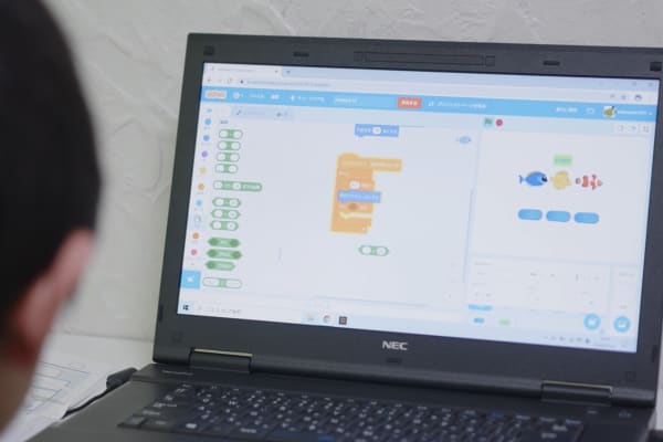 スクラッチコースでゲーム作成する姿