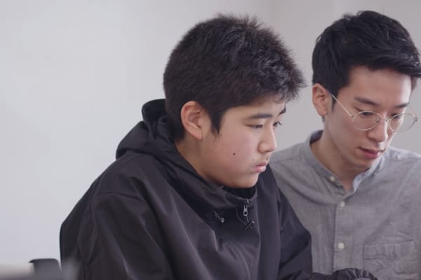 プログラマーコースで先生に相談する姿