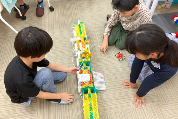 「この作品の特長は…」授業では、お互いの作品を見せ合いながらどう工夫したかを自分の言葉で伝える時間も。プレゼンテーション力やコミュニケーション力も育みます。【2023年11月撮影】