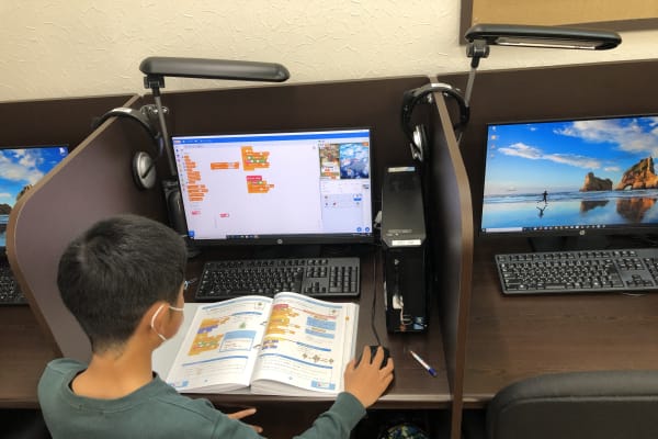 子ども向けのやさしいプログラミング言語・Scratchを使って、ゲームを作っていきます。直感的にプログラムを組み立てることができる言語なので、入門編に最適です。