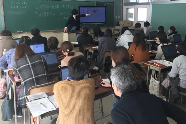 保護者の方や教員の方向けのワークショップも行っています。