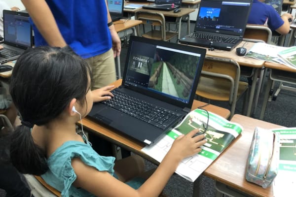 動画を見て進めていきます。分からない所は先生と一緒に進めていきます。