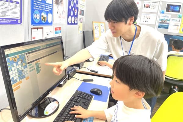 小学生の男の子も楽しくプログラミング！