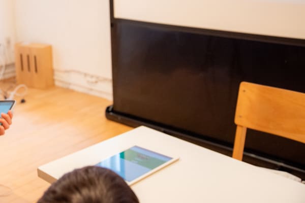 子供の笑顔とドローン