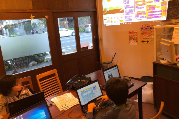 小学生が開発中のスクラッチ作品を他の生徒にプレゼン（説明）している様子