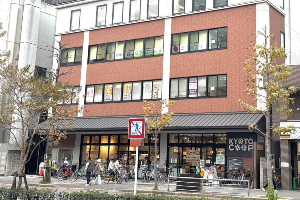 スーパーの上が教室です。駅からも近く利便性に優れ、安心してお子様を預けられます。