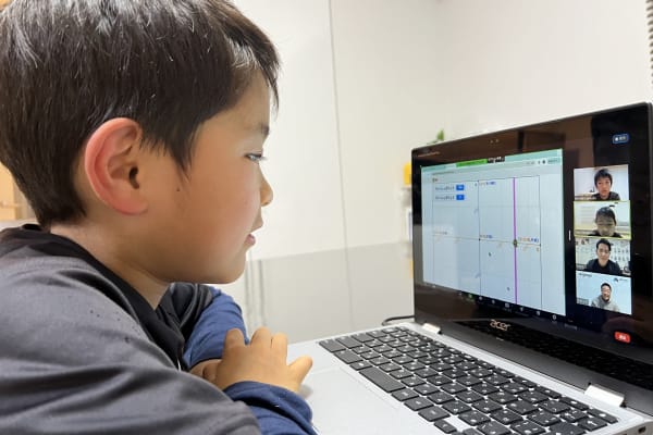 レッスンを受講する男の子