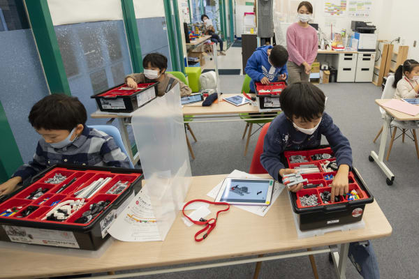 1クラスは生徒10人程度、3～4人に対して講師が1人つきます（撮影：2020年12月）