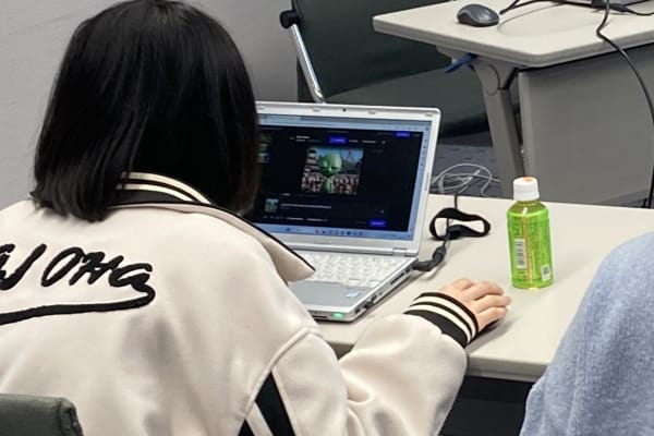 後ろ姿からも真剣さが伝わってきます。