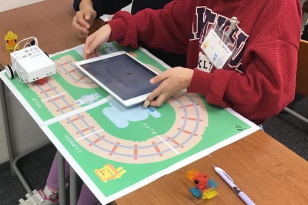 体験レッスンは線路に沿って車を動かし、大盛り上がり。