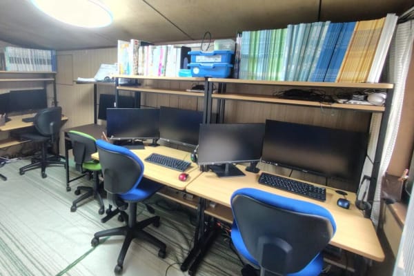 教室全体です。ここで勉強をして頂きます