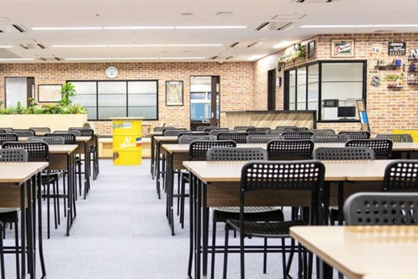 N高等学校のキャンパスを利用した、お洒落な内装です