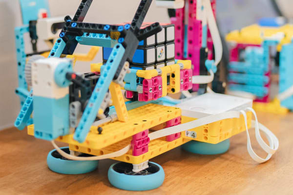 教室にある８種類のロボットを使って学びます