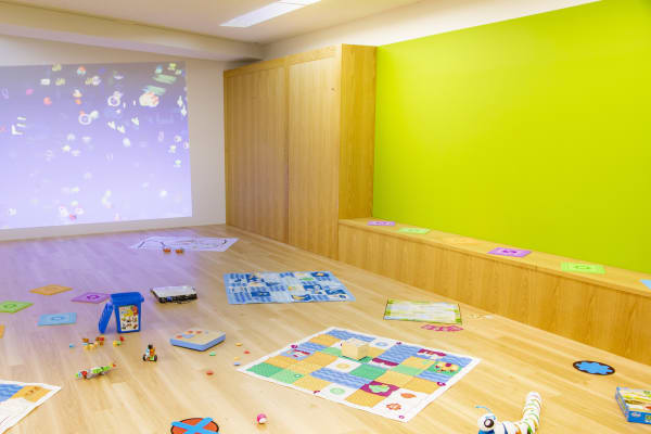 子どもが広々と遊んで学べる木質感たっぷりの空間