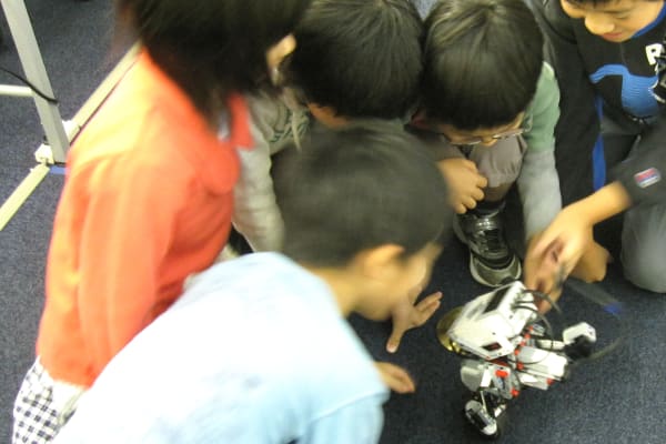 無料体験・説明会のロボット体験の様子