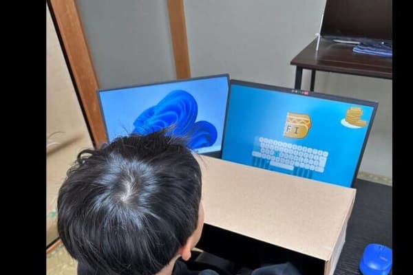 手元を隠してタイピング練習中(小2生徒)