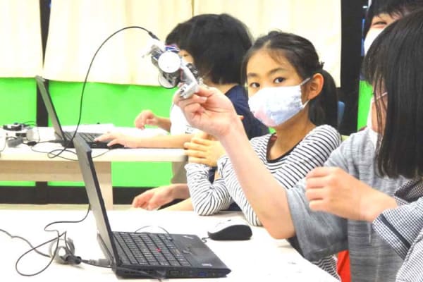 小学生チームがコード打ちロボット・プログラミングに挑戦！