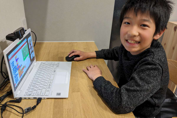 レッスンを受講する男の子