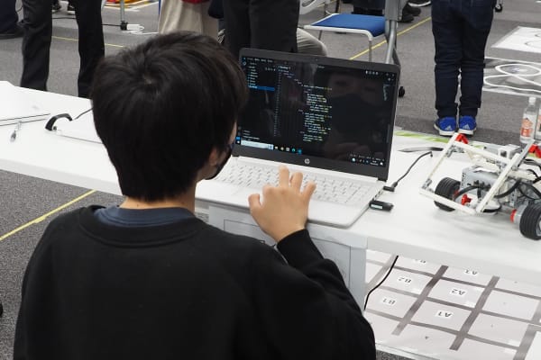Crefusコースの授業の様子。上級コースでは、ロボットのアイデアを考え、実現していくロボット開発プロジェクトを進めていきます。
