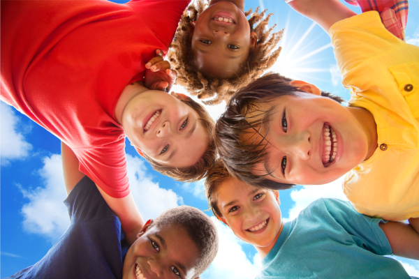 ユニバーサル キッズ キャンプでは、子どもたちに "世界へはばたく翼" を授けるお手伝いをしています。