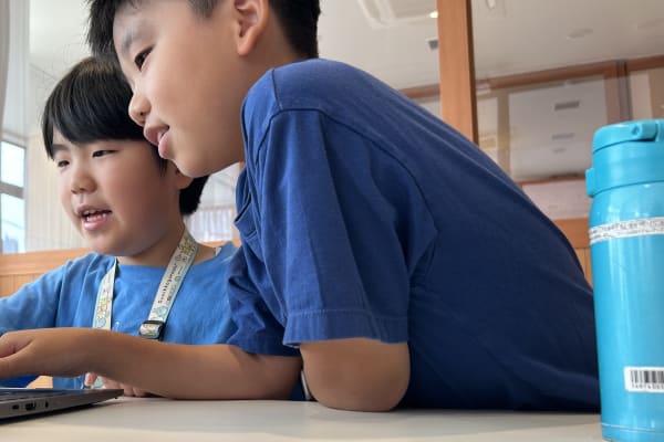 学校以外の友達もでき、お互いのプログラムを見せ合ったり、教えあったりすることもできます。