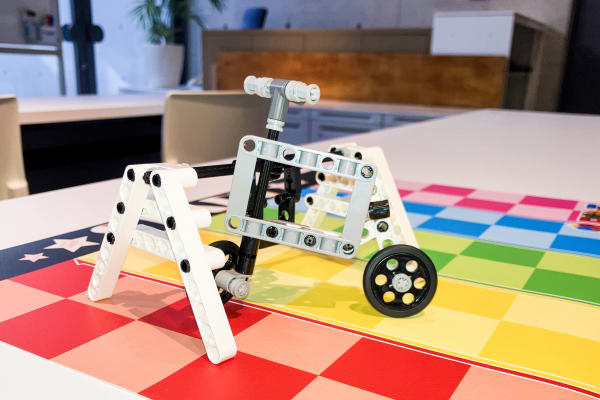 スタートアップコースは組立ての練習としてＴＥＣ Ｃｕｂｉｃで簡単なものをつくってみようね。プログラムもタブレットだけで練習するよ。