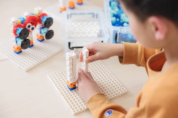 STEAM教育コースではブロックを使いものの仕組みを学びます