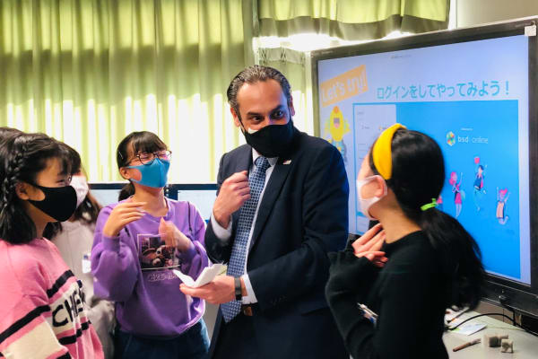 コードプログラミングクラスのカリキュラムは、オンラインレッスンのほか、学校等へ出張授業を実施しています。