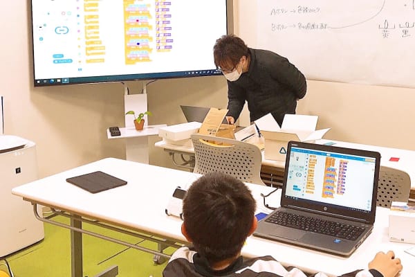 マンツーマンでの授業中です。タイピングなど苦手分野の克服を目指します。