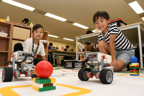 全コースで、作ったロボットを、自分でプログラミングして動かします（撮影：2019年10月）