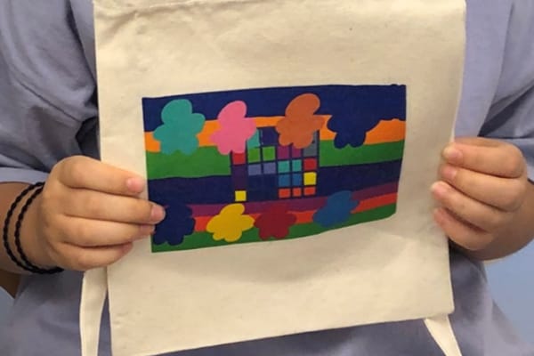 クリップスタジオでイラストを描いてバックに印刷しました