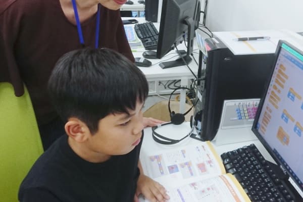 本を見ながらそれぞれのペースで自習学習