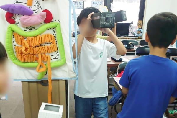 《光と虫めがね》で作った箱カメラ。楽しくてたまらない子どもたちです。