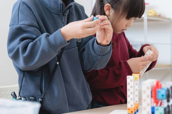 STEAM教育コースではブロックを使いものの仕組みを学びます