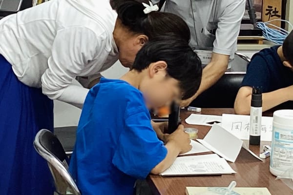 簡易顕微鏡でゾウリムシをのぞいています。スペースに余裕があるときは，保護者の方が一緒に参加されることも。