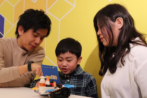 お子様はクラスの終わりに保護者の方に説明を行います