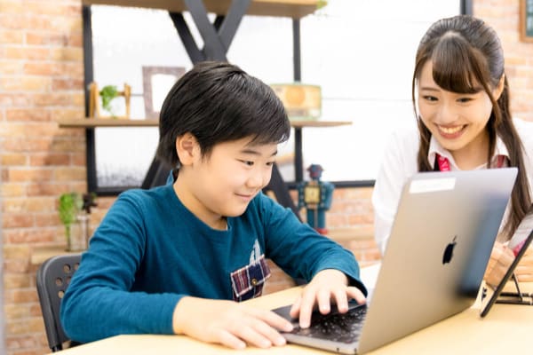 N Code Laboは1対1~3までの少人数制個別指導です。先生が常に横にいますので、分からないことはすぐに解消できます！