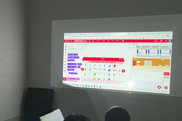 プロジェクターを使って発表の場を設けています（希望者のみ）