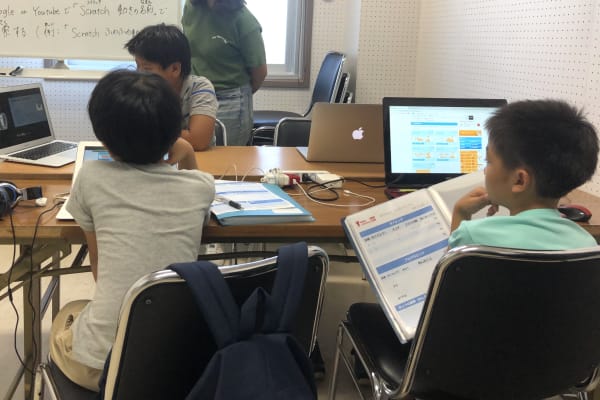 普段の授業の様子です！真剣にみんなで動画を見ています