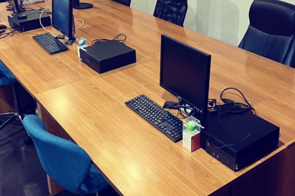 1人の机幅は120cmで6人の少人数制です。