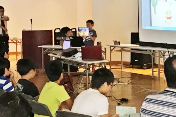 日ごろの学習成果を発表する、大会を実施しています。全国約100教室の生徒たちが、地域の枠を超えてプログラミングのスキルを高め合います。