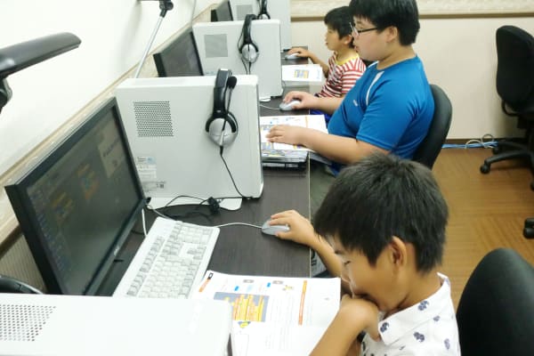 ともに学ぶお友達と、作品を見せ合うことも。お互いの良さや違いを分かりあい、刺激を受けて成長していきます。