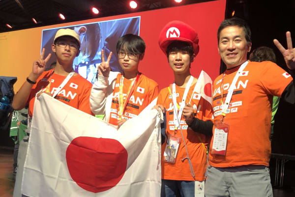 表彰ステージで (1)