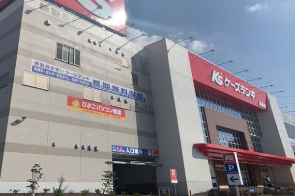 ひよこパソコン教室は、ケーズデンキ内にあるパソコン教室です。 大型無料駐車場を完備していますので、徒歩や自転車で通うだけでなく、お車での送迎にも便利です。